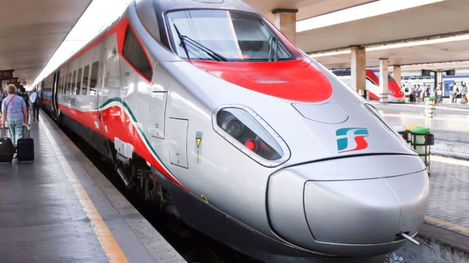 From Rome: Pompeii and Naples Day Trip by High-Speed Train - Naples to Pompeii and back: the air-conditioned private vehicle factor