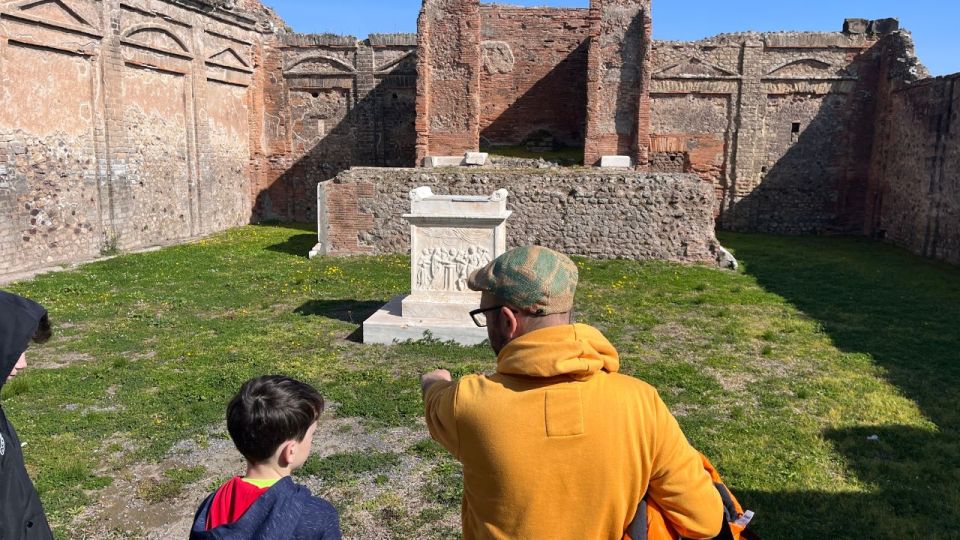 From Rome: Pompeii and Naples Day Trip by High-Speed Train - Pizza lunch in Pompeii: why the included stop works