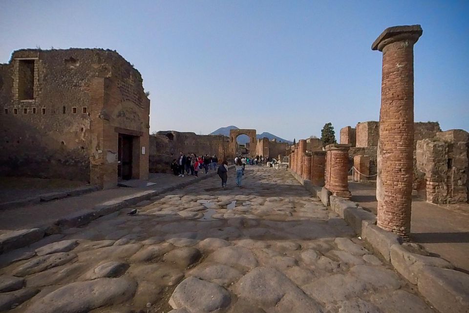 From Sorrento: Pompeii and Vesuvius Guided Tour with Lunch - Lunch on the slopes: Neapolitan pizza with a reason