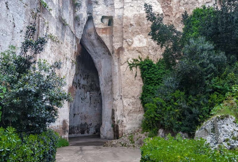 From Taormina: Full-Day Guided Tour of Syracuse - Fountain of Arethusa: why this simple stop is a highlight
