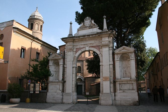 Guided Tour of Mosaic Tiles in Ravenna - Stop Two: Basilica di San Vitale and the Imperial Couple Story