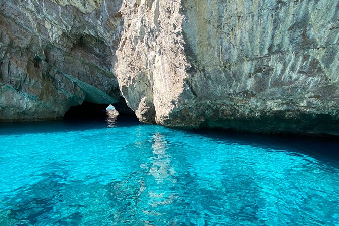 Half day tour of Capri by private boat - Marina Piccola and the Cave of the Sailors: the route starts strong