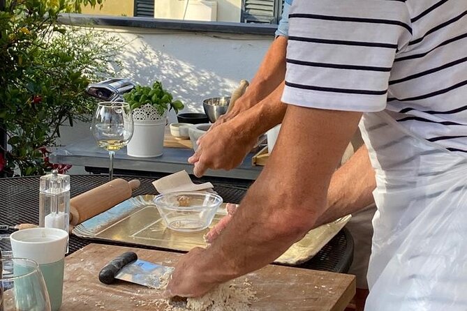 Homemade Pasta and Pesto Class with a Local Chef in Genoa - Getting to the meeting point and the stairs that come with it