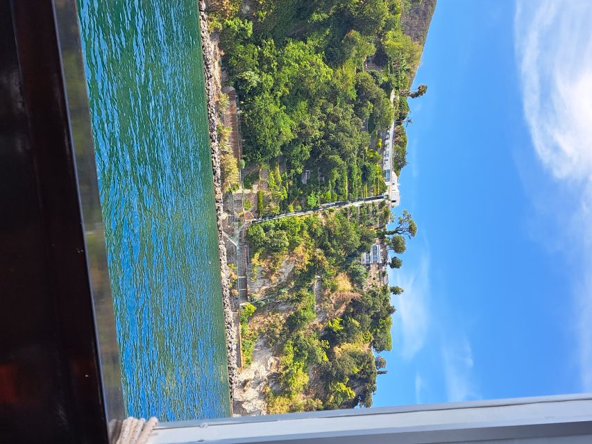 Ischia: Island Boat Tour with Neapolitan Lunch & Snorkeling - Drinks, Music, and the Family-Run Atmosphere