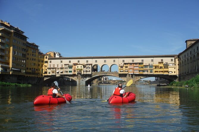 Kayaking on the Arno River in Florence under the Pontevecchio Arcade - Quick take on this Arno River kayaking trip