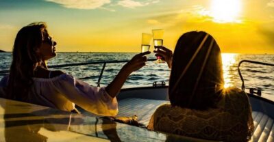 La Spezia: Sunset Boat Tour with Aperitivo and Snacks - The boat, the hosts, and the aperitivo rhythm