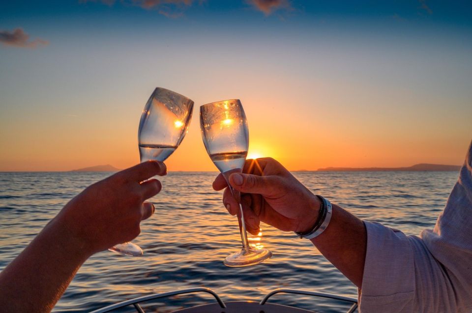 La Spezia: Sunset Boat Tour with Aperitivo and Snacks - Portovenere Natural Park: break time and the slow shift to night