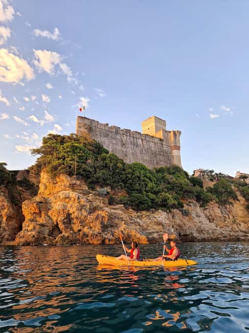 La Spezia: Sunset Kayak & Caves Tour w/ Swimming & Aperitif - Finding the Meeting Beach (Baia Blu) and Getting Ready to Paddle