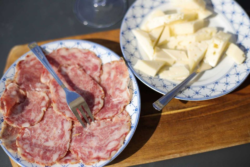 Lake Garda: Wine and Food Tastings in the Vineyards - The Food Pairings: Salami, Cheese, Bread, and Olive Oil