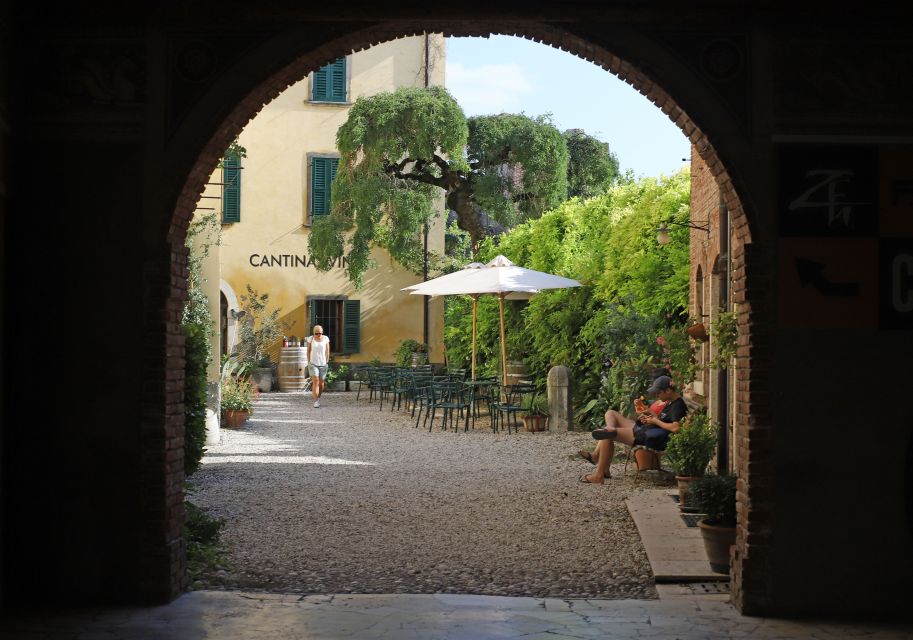 Lazise: Historical Center Wine Tasting Tour - 90 minutes that feel like a real Lake Garda experience
