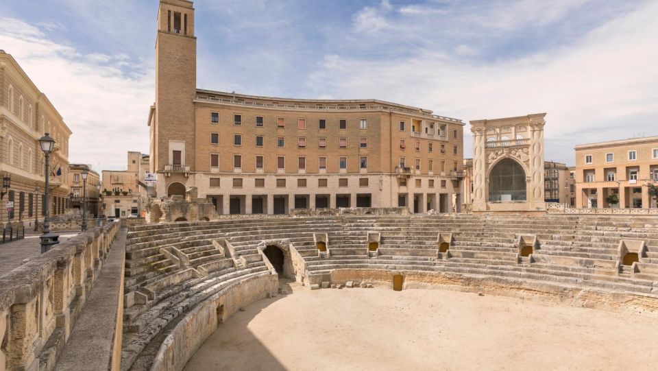 Lecce guided tour with underground discoveries - Corso Vittorio Emanuele and Piazza S. Oronzo: Street Energy, Civic Pride