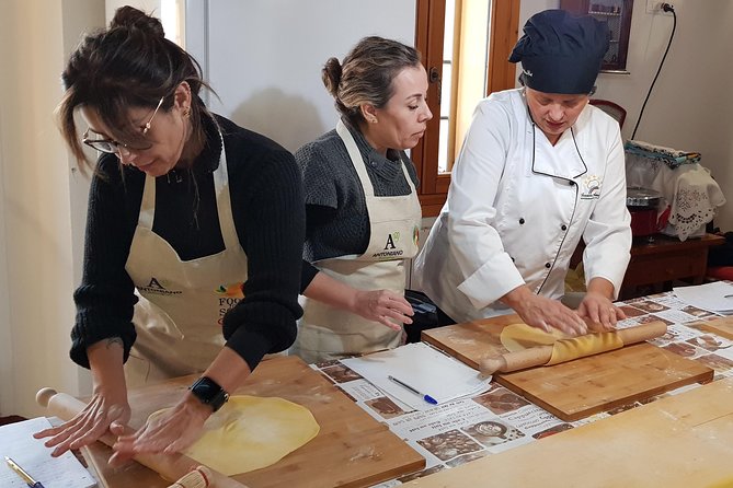 Lezione con Chef di Cucina Tradizionale Bolognese - Sauces and Filling Work: Traditional Flavor, Family-Style Pace