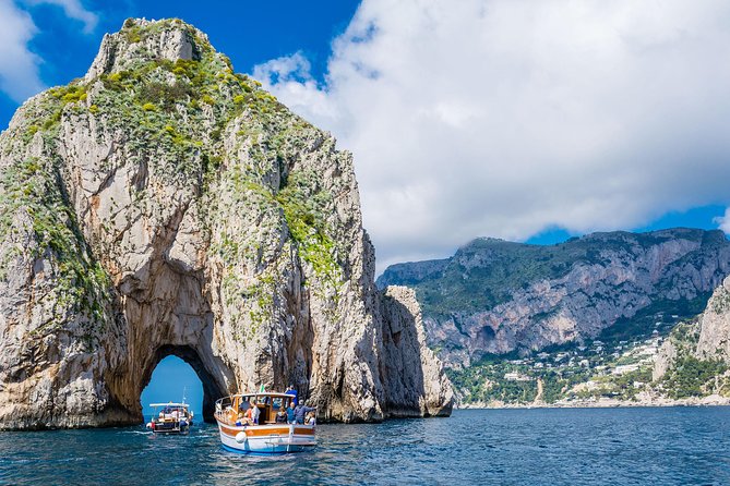 Li Galli Islands and Capri Small Group Boat Tour from Amalfi - Meeting at 9:40 and Getting Comfortable on the Sundeck