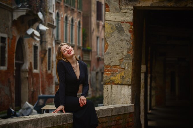 Luxurious Photoshoot in Venice - Rialto Bridge: the iconic opening shot without losing your morning