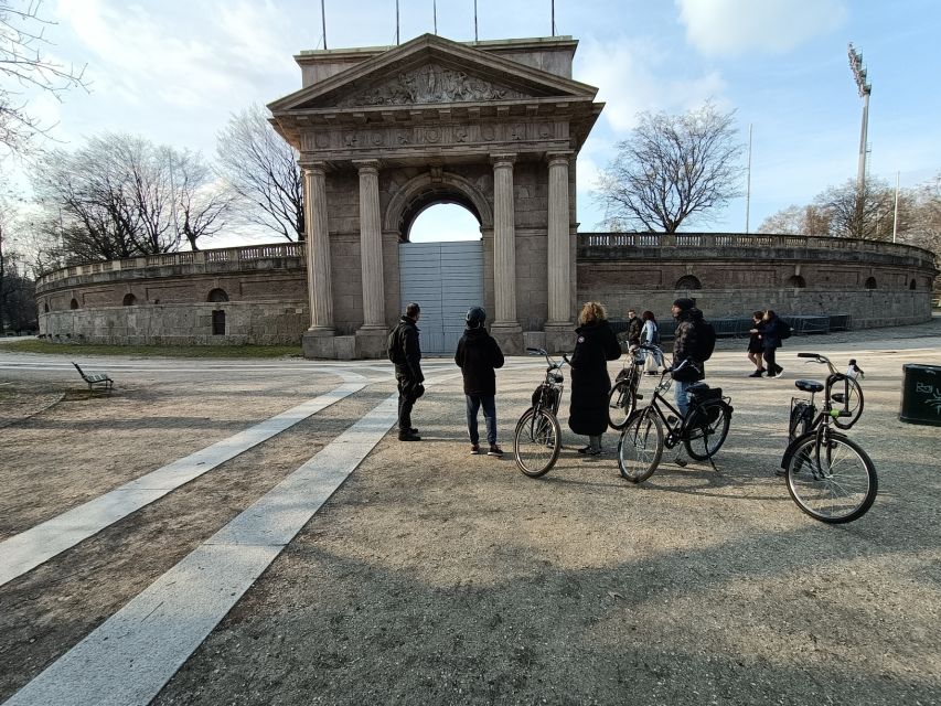 Milan: Guided Bike Tour - Mercanti Square, La Scala Square, and the Galleria Vittorio Emanuele Moment