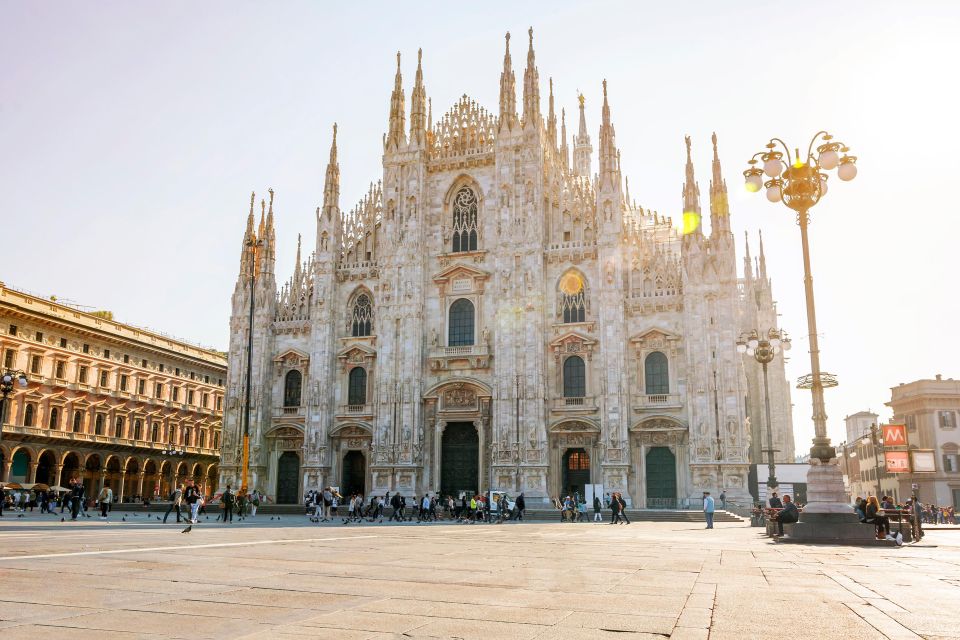 Milan: Skip-the-Line Duomo Guided Tour & Hop-on Hop-off Bus - Stained glass and marble statues: how the guide helps you spot what counts