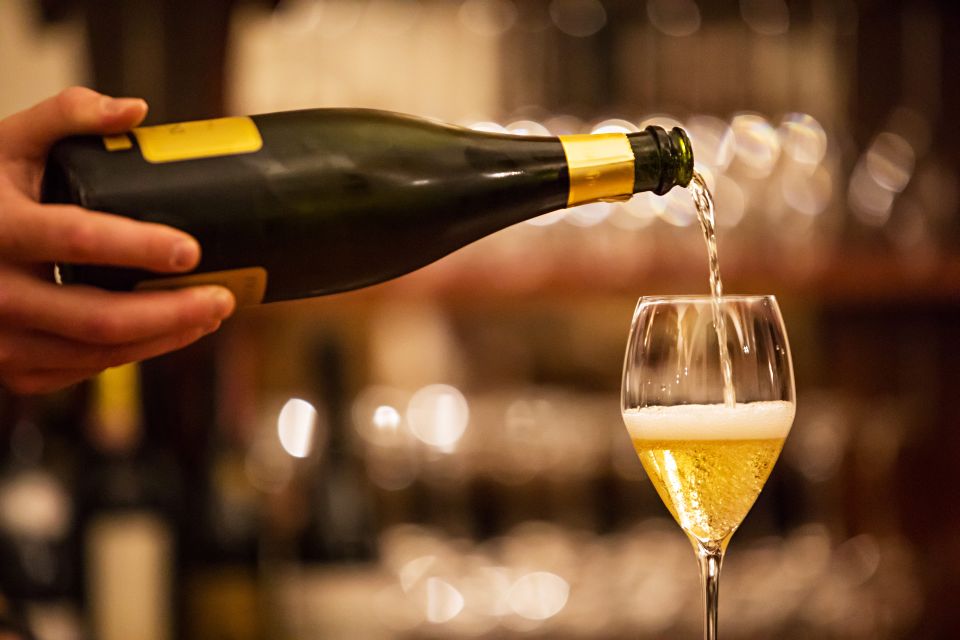 Milan: Wine Tasting Experience in the City Centre - The 90-minute flow: what happens during your tasting