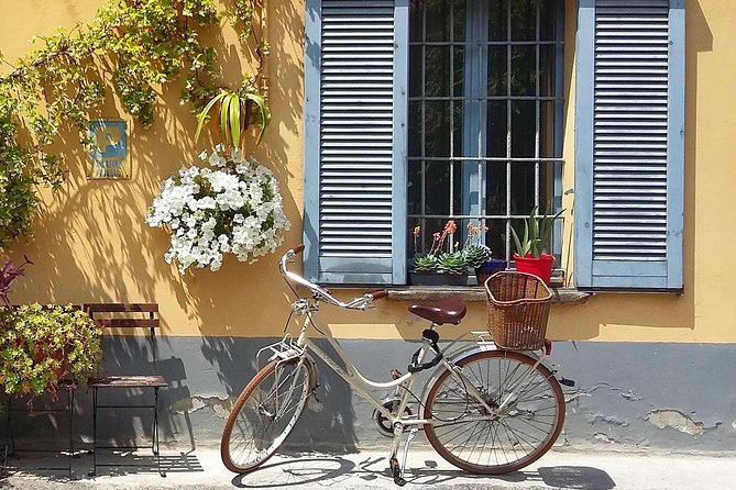 Milan's Hidden Gems: Unique Bike Tour (ENG, NL) - Starting at Via Guglielmo Pepe: bikes, helmets, and a smooth group flow