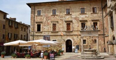 Montepulciano: Winery Tour and Tasting - Entering the 16th-century underground cellar maze (and why it feels memorable)
