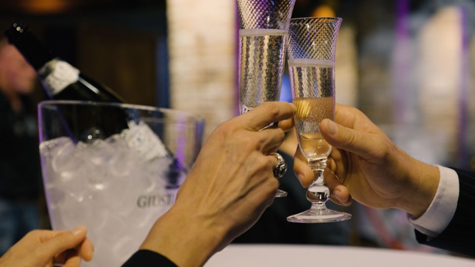 Murano: Glass Blowing Demonstration with Optional Drinks - The 25-minute demonstration: history, music, and glass in motion