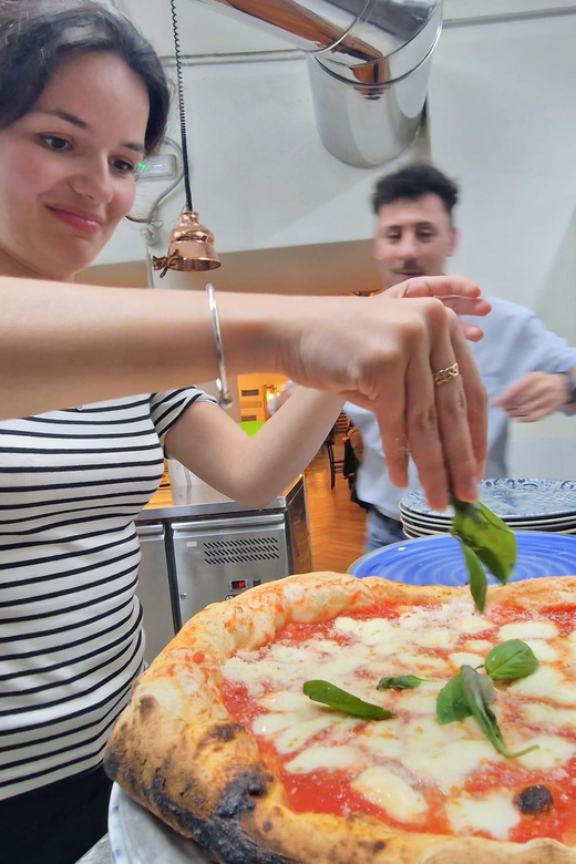 Naples: Pizza Making Class with Local Pizzaiolo - Stretching Like a Pizzaiolo: The Classic Neapolitan Shape