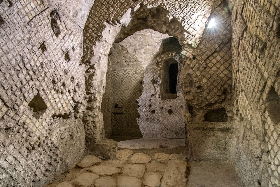 Naples: San Lorenzo Maggiore and Neapolis Sotterrata Ticket - Neapolis Sotterrata: walking 10 meters down to the Macellum