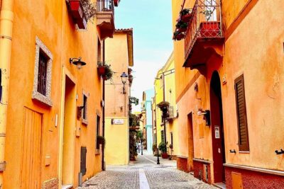Olbia : Private Romantic Tuk-Tuk Tour - Getting on board: meeting at Molo Brin (and what to expect near the port)