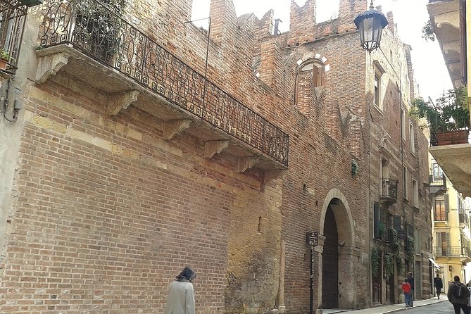 Passionate Verona: Living Romeo and Juliet's Story - Piazza dei Signori: Where the Legend Feels Most Plausible