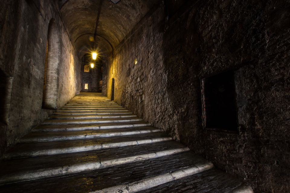 Perugia: Old Town Walking Tour, Piazza IV Novembre - Piazza IV Novembre and Fontana Maggiore: how the guide teaches you to look