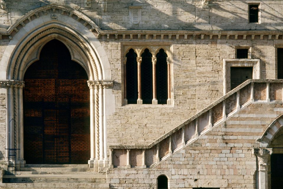 Perugia: Old Town Walking Tour, Piazza IV Novembre - Crossing main streets with Etruscan stories in your head