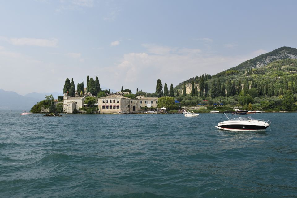 Peschiera: Half-Day Lake Garda Cruise with Lunch - The Guide Experience: friendly narration in Italian, English, and German