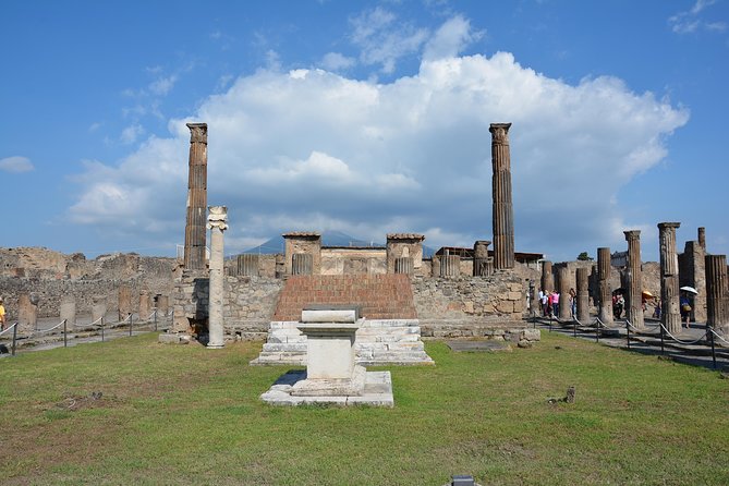 Pompeii: 2 Hour Private Tour with an Archeologist Guide - Your Archaeologist Guide: Crowd Control, Context, and Good Storytelling