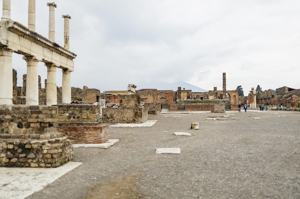 Pompeii: Afternoon to Sunset Guided Tour with Ticket - Finding the tour start: Ristorante Bar Sgambati and the red sign