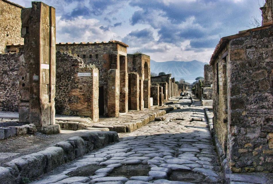 Pompeii: Day Tour of Pompeii and Vesuvius with Bus Transfer - Skip the Lines at Pompeii: Why This Timing Matters More Than You Think