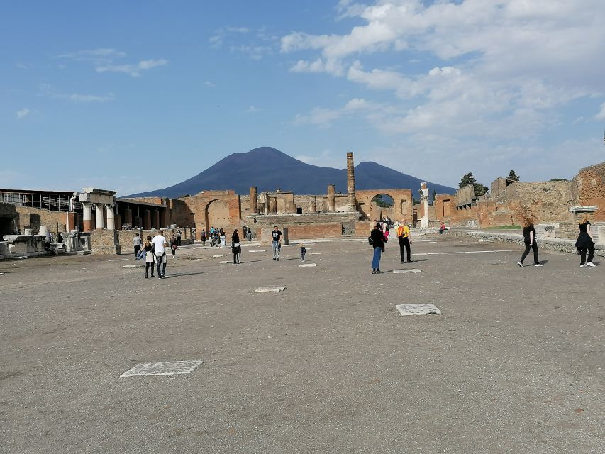 Pompeii: Guided Tour with Archaeologist with max. 12 People - Meeting at Suisse Restaurant and Handling Named Tickets