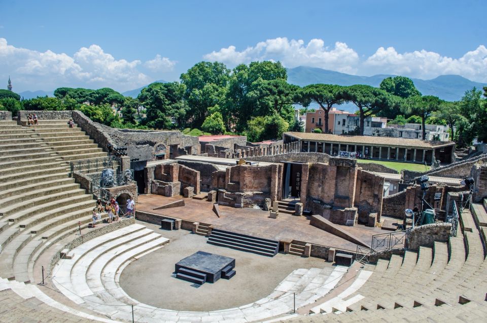 Pompeii: Skip-the-line-Ticket and Guided Tour - Getting there: Piazza Esedra and the IBT Center meeting point