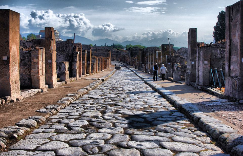 Pompeii Skip-the-Line Tour with Expert Archeological Guide - Bathing, betting, and commerce: Forum Baths and the Macellum