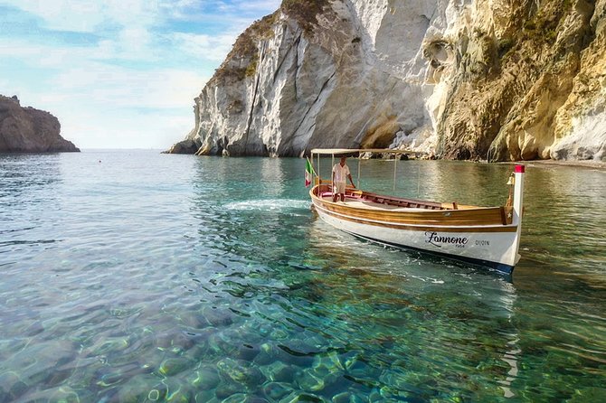 Ponza, boat trip on board the Zannone 1954 - Ponza by boat: why this day feels calmer than the usual crowds