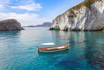 Ponza, boat trip on board the Zannone 1954 - Getting on board: where you meet and what “pickup” actually means