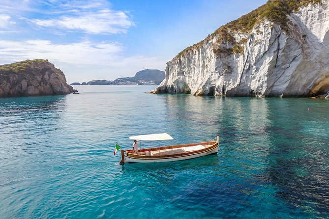 Ponza, boat trip on board the Zannone 1954 - Getting on board: where you meet and what “pickup” actually means