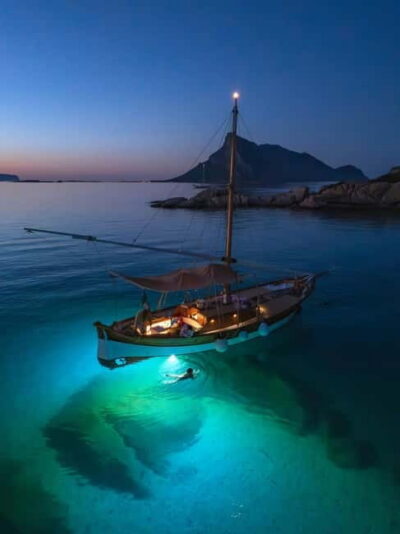 Porto San Paolo: Vintage Cruise Sunset Aperitif to Tavolara - Finding the docks and getting settled on a vintage boat