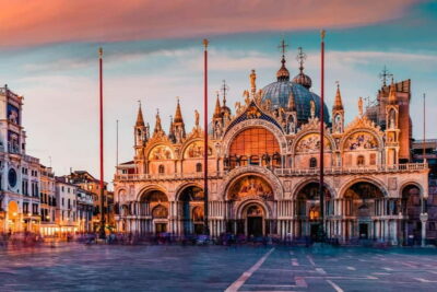 Priority Access St. Mark's Basilica Tour with Terrace Option - Piazza San Marco and the meet point: how to find your group fast