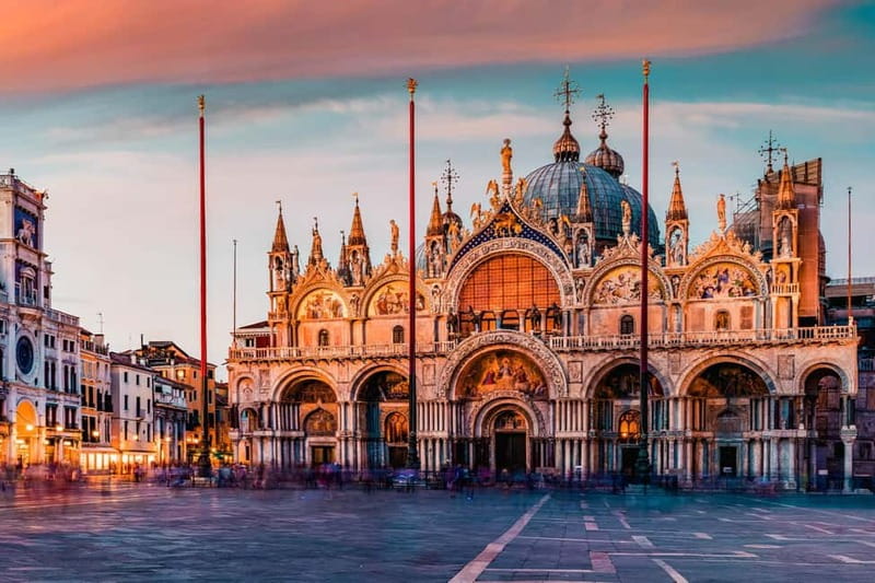 Priority Access St. Mark's Basilica Tour with Terrace Option - Piazza San Marco and the meet point: how to find your group fast