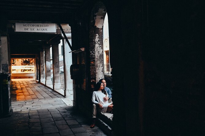 Private Photo Shoot in Venice with Gondola Ride Included - How Enzo Works With Light, Poses, and Your Comfort