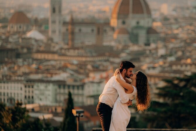 Private Photoshoot in Florence - Walk-and-shoot route: Duomo, Piazza della Repubblica, Signoria, Uffizi area, Ponte Vecchio