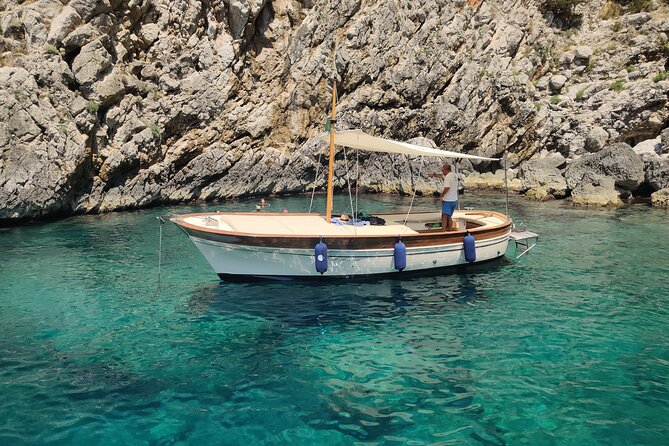 Private tour in a typical Capri boat - Your 2h45 loop: grottos, beaches, Faraglioni, and Villa Malaparte