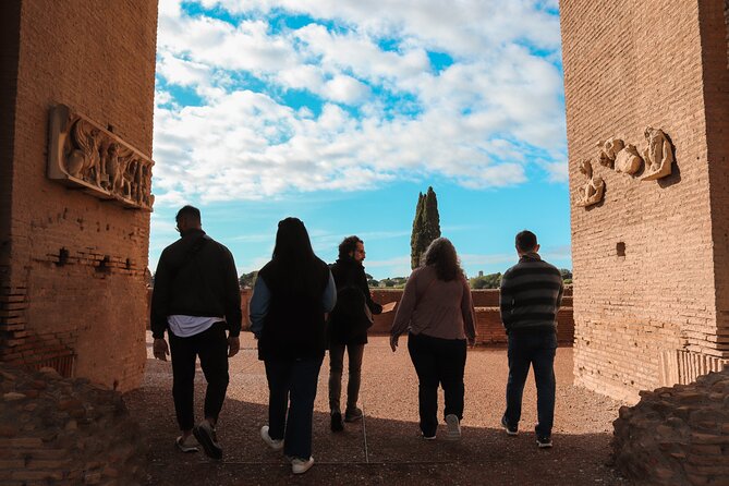 Roma: Colosseum, Forum, and Palatine Hill Local Guided Tour - Palatine Hill: Romulus, Remus, and a breather with real views