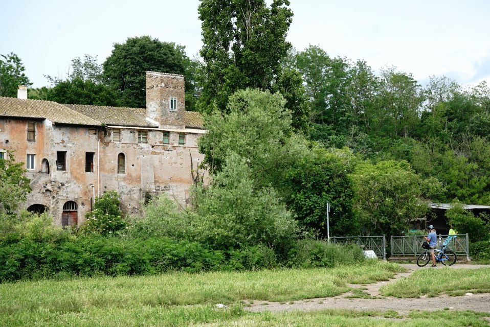 Rome: Appian Way, Catacombs & Roman Aqueducts Top EBike Tour - Leaving Rome: Aurelian Walls and the shift into ancient territory