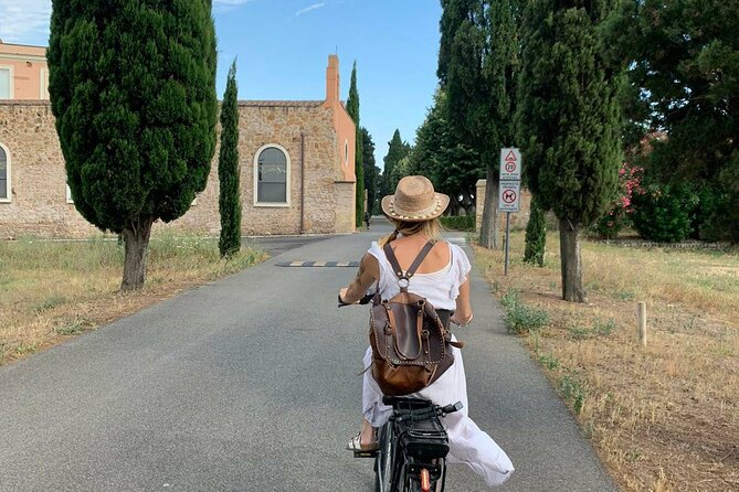 Rome: Appian Way E-bike Tour, Catacombs, Aqueducts & Transfer - Small-group guiding: how guides like Alessio and Emanuele make the ride stick