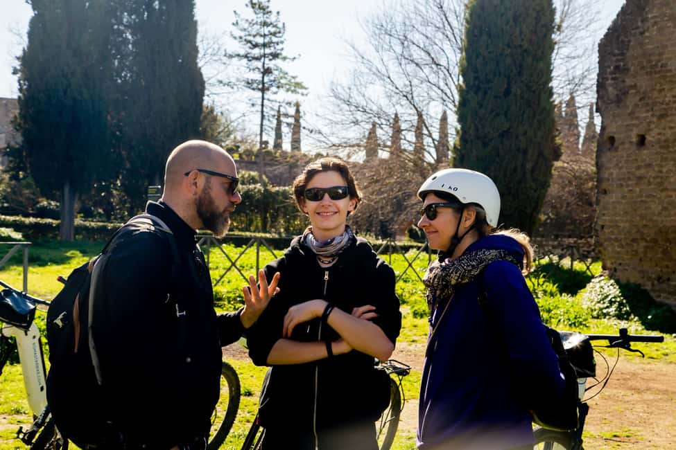 Rome: Appian Way Underground Catacombs Bike Tour with Lunch - Porta San Sebastiano and the Aurelian Walls: the Roman edge of the city